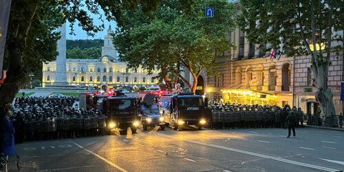 Раннее утро 13 мая 2024 года, Тбилиси. Фото https://sova.news/2024/05/13/mvd-gruzii-esli-manifestanty-ne-razblokiruyut-vhody-v-parlament-policziya-primet-mery/